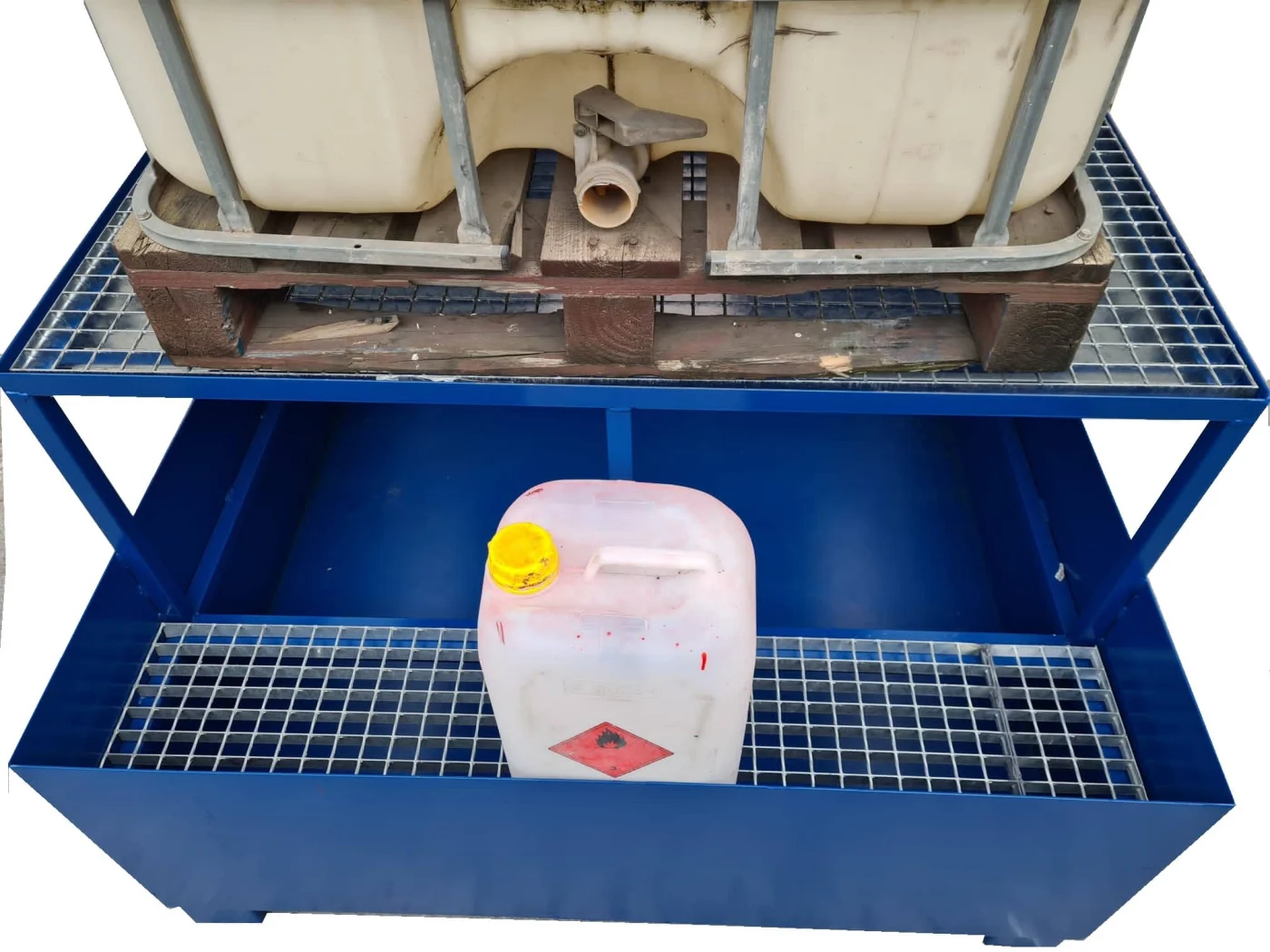 Detalle de cubeta colectora de 1.000 litros con tramex electrosoldado