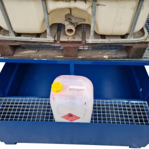 Detalle de cubeta colectora de 1.000 litros con tramex electrosoldado