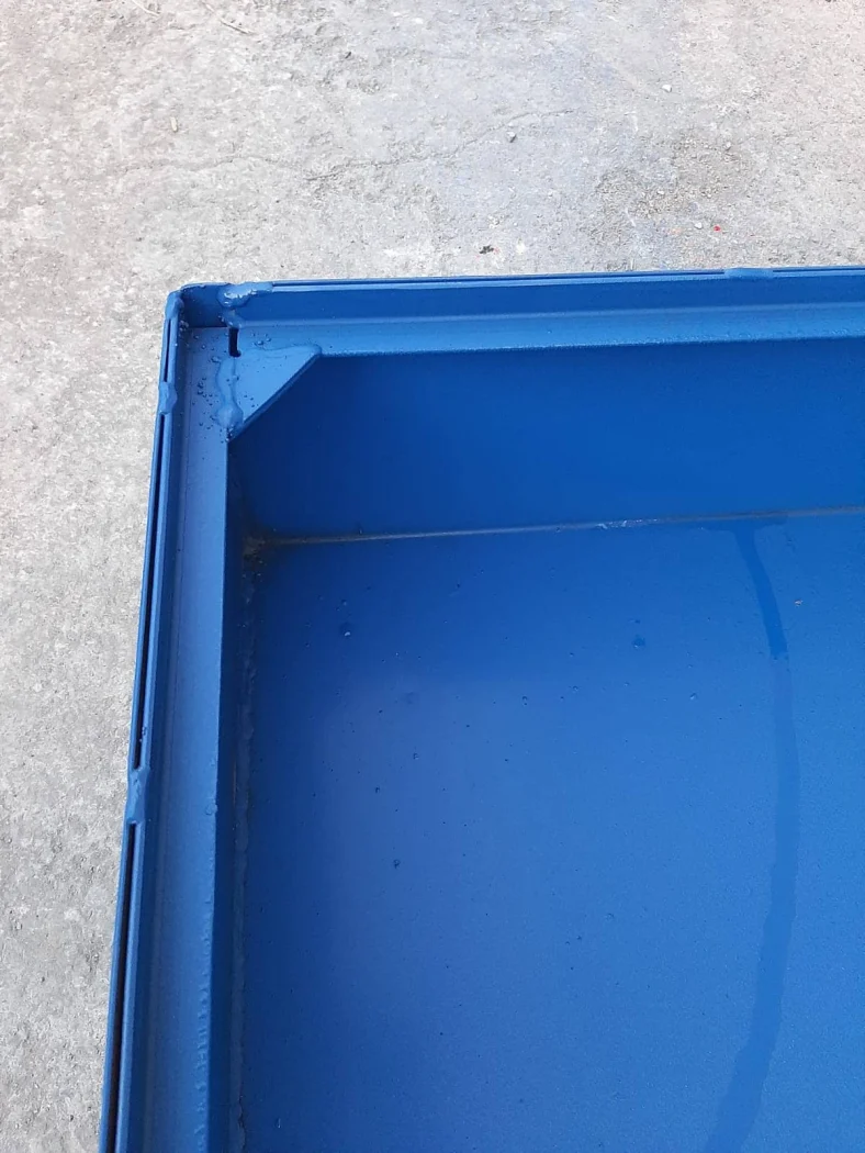Detalle de cubeta colectora para fondo de estantería