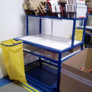 Mesa de trabajo metálica con ruedas