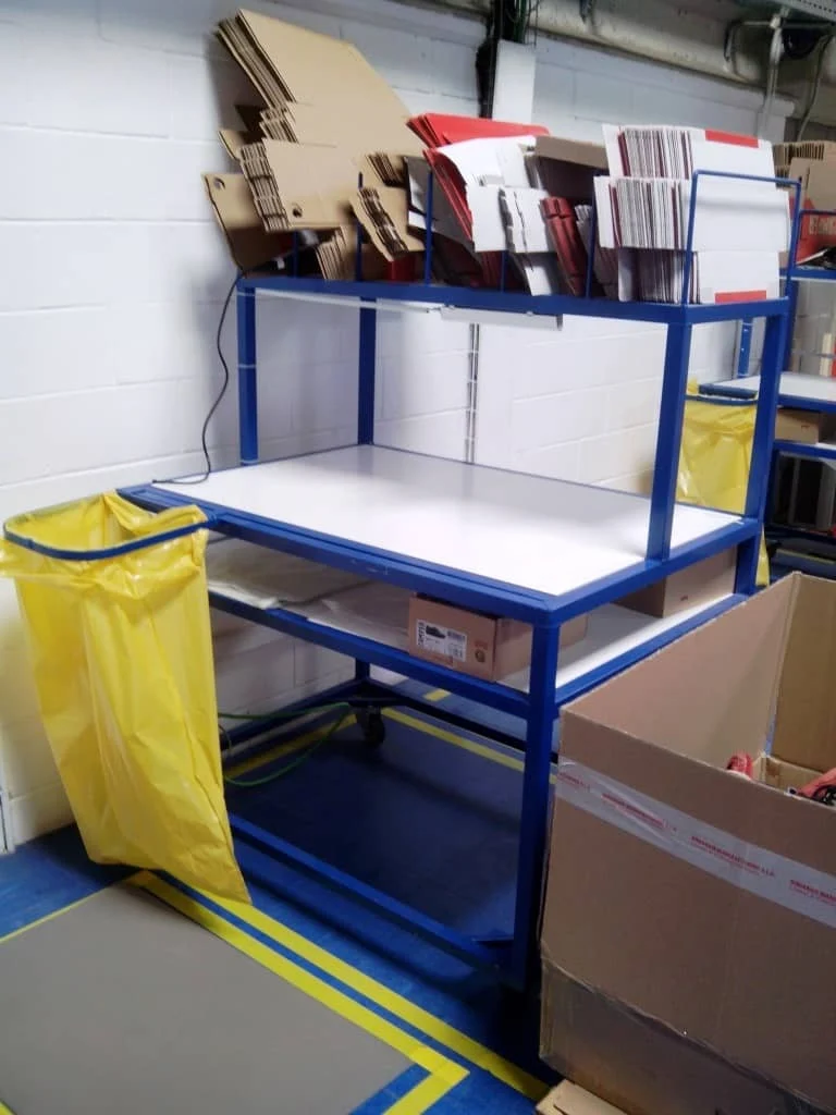Mesa de trabajo metálica con ruedas