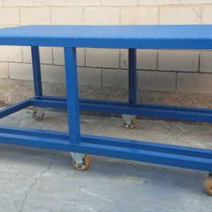 Mesa de trabajo metálica con ruedas