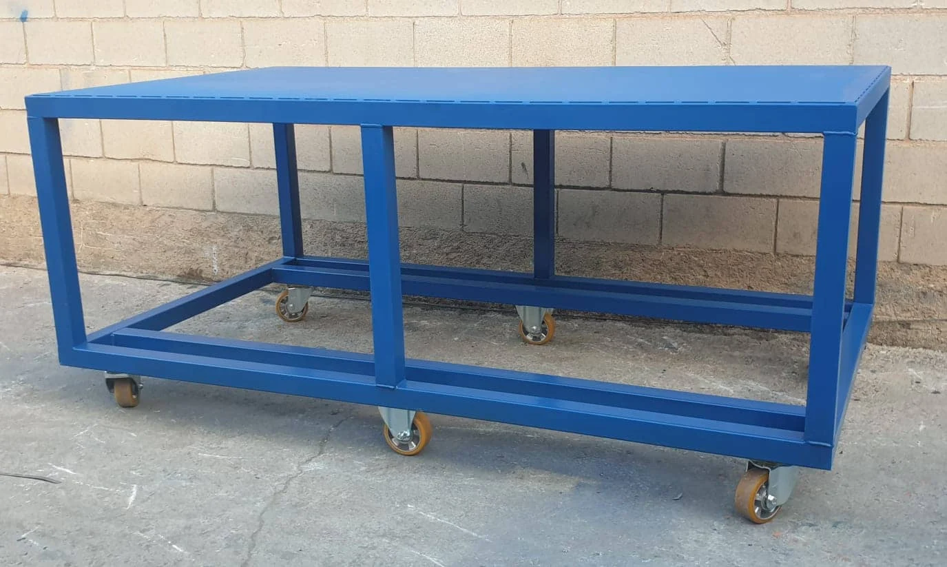 Mesa de trabajo metálica con ruedas